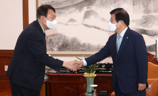 국민의힘 소속 윤석열(왼쪽) 대선 예비후보가 3일 오전 서울 여의도 국회에서 박병석(오른쪽) 국회의장을 예방하고 있다.연합뉴스